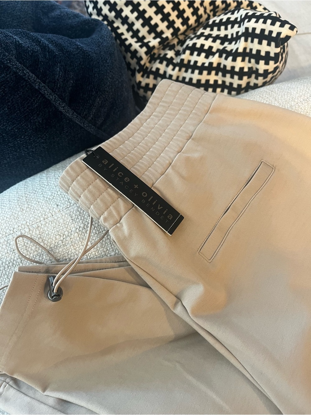 ALICE+OLIVIA Miami Side Slit Jogger - Picture 5 of 6